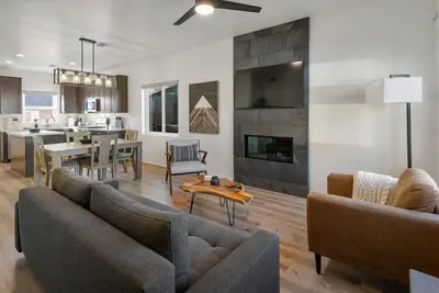 Image de Modern Home with Mountain Views