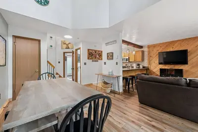 Townhome 2 bedroom, 2 1/2 bath sleeps 6, resort amenities and walkable to slopes