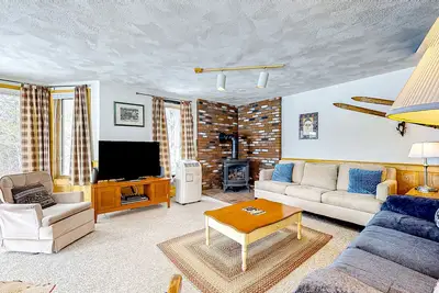 Image de Charming mountainside condo with fireplace, skiing, patio, & washer/dryer