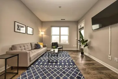 Image de Your Indy Home: King Bed, Kitchen & Cozy Balcony! , Mass Ave Apt – Walk to Iupui & Downtown Fun