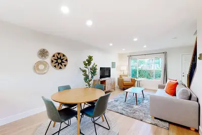 Image de 2-story dog-friendly condo with patio, outdoor pool, W/D, streaming, partial Ac