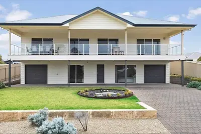 Image de Escape to our spacious Beach House, ideally located at Middleton Beach, Sa.