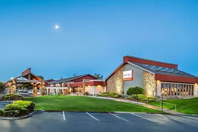 Modern Unit at Red Lion Hotel Kennewick Columbia Center, w/ Pool, Free Parking!