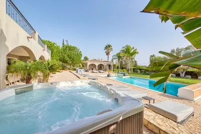 Image de Villa Mali - Villa familiale avec grande piscine chauffée et jacuzzi!