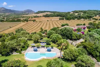 Image de Spacious country house with chill-out pool area, barbecue area and extensive garden