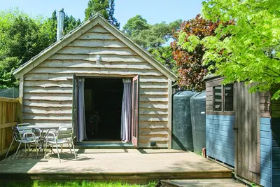 Image de Idyllic Log Cabin with Log-fired Hot Tub nestled in a Forest Clearing