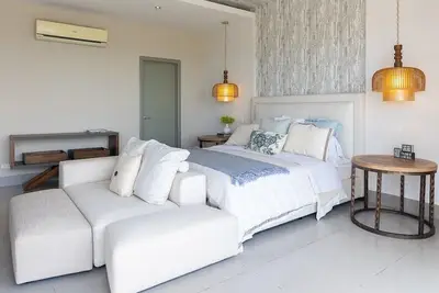 Image de 6 bdr + 7 bthr Villa with Private pool / garden and sunroom🌷🌞 / near the beach 🌅 🌊  👙