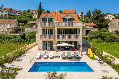 Image de Maison de vacances Splitska pour 1 - 16 personnes avec 6 chambres à coucher - Maison de vacances