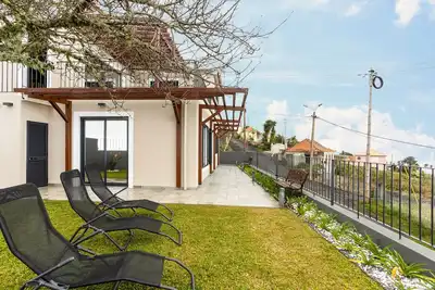 Image de Appartement \"Referta Apartamento T2\" avec vue sur la mer, jardin partagé et Wi-Fi.