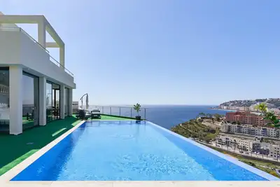 Image de Maison de vacances 'Villa Joya Del Mediterraneo' avec vue sur mer, Wi-Fi et climatisation.