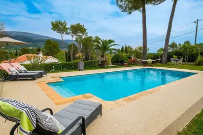 Image de Le Mas Des Pins avec vue sur les montagnes, Wi-Fi et climatisation.