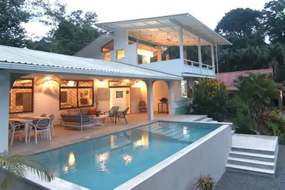 Image de Airy Home in Prized Location. Pool, Canopy View, Near Beach. Family/Pet Friendly