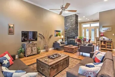 Image de Centrally Located Urban Townhome