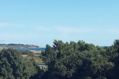 Image de Maison familiale 5mn à pied de la plage au calme, grand jardin et terrasse.