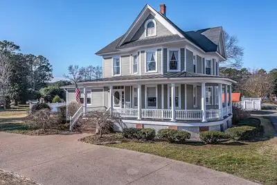 Image de Historical Queen Anne on Main Street Reedville!