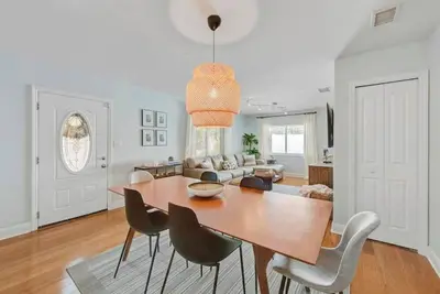 Image de Charming 4 bedroom home in the Best location.