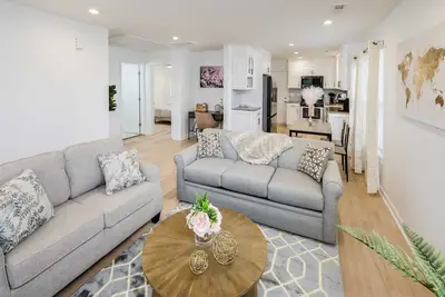 Image de 5 min Walk to Dt Davidson| Firepit, Pet Friendly