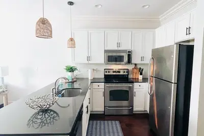 Image de Close to Campus-newly professionally decorated-sleeps 6 -no stairs!