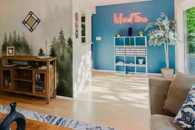 Image de Hot Tub / Home Theater / Private Acre / Walk to Beach / Family and Dog friendly
