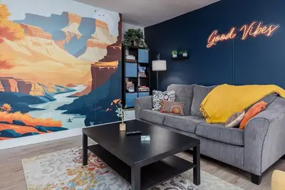 Image de Walk to Downtown [] Game Room [] Private Fenced Yard