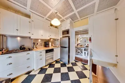 Image de entire character home in city park