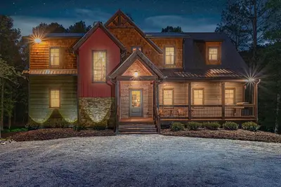 Image de Custom built mountain house on trout stream with tons of privacy & hot tub.