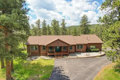 Image de Modern + Spacious Mountain Cabin with Xl Hot Tub located in the Rocky Mountains
