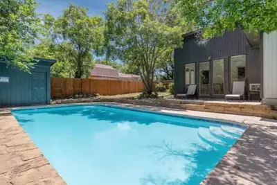 Image de Large home centrally located with pool and games room.