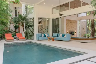 Image de Beautiful New Luxury Home w/pool close to beach