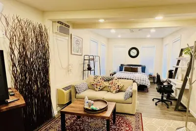 Image de Private Cottage, 5 mins to Groceries & Alderwood mall!