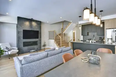 Image de Brand new, well-located chalet with communal lap pool.