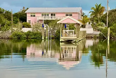 Image de Pink Bikini Apartment with Dock, Green Turtle Cay