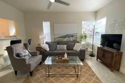 Image de Lakeside - Lake Davis Art Deco Cottage 5b