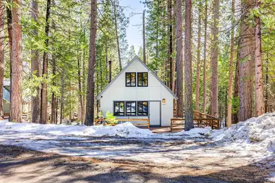 Image de Hike, Fish & Explore: California Cabin w/ Deck!