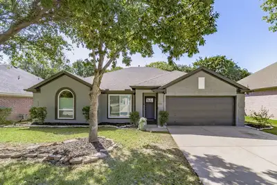 Image de Hidden Gem with king beds, backyard shaded oasis
