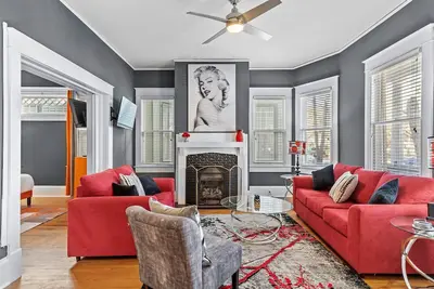 Showstopper 3 Bd heart of downtown historic district. No cleaning fee!