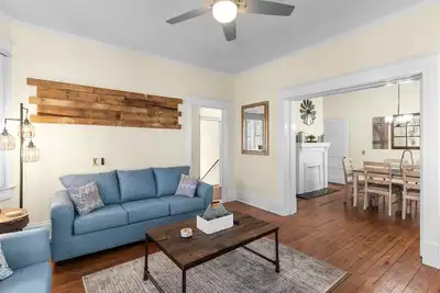 Farmhouse 3 bedroom downtown by River Walk No cleaning fee