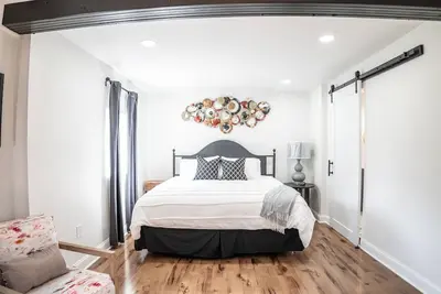 Image de Stunning Oasis - Attractions Nearby. 2 miles Old Town Alexandria