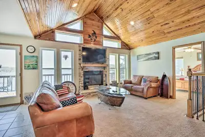 Image de House w/ Deck Overlooking Lake of the Ozarks!