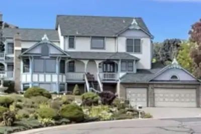Image de B. Spacious one-bedroom apartment in lower level with large windows