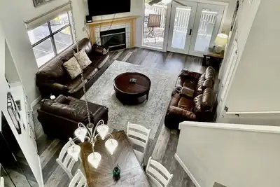 Image de Lissa's Retreat- 4 Bdrm 3 Ba Sleeps 12! Indoor Pool, Gym, Fishing, Golf, & Park