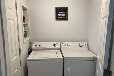 Image de less than 5 minutes from downtown Indy sites