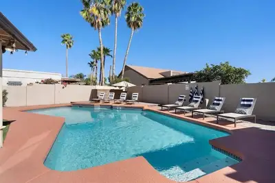 Image de Family Friendly Home on Royal Palms Golf Course