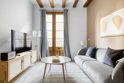 Image de Renovated El Gòtic 3br w\/ Balcony, by Blueground