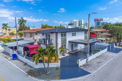 Image de Expansive Multi Story Home in the Heart of Miami