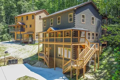 Image de 2 5br/6ba Cabins. Private pool, game room, theater
