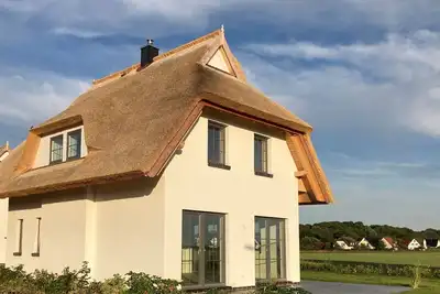 Image de Vacation home \"Distelfink\" in Dranske / Lancken - thatched roof house with Bodden view,