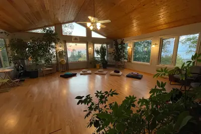 Image de Lakeside Retreat w/panoramic lake views, summer swim spa & Yoga/Art studio
