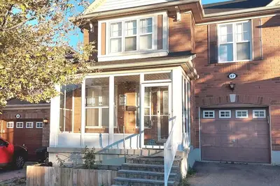 Image de Beautiful, Ideally located luxury entire 4 bedroom + Parking