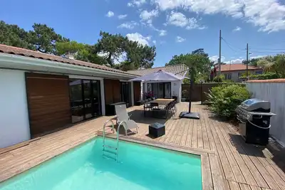 Image de Villa avec Piscine, Wifi et Jardin au Coeur des Abatilles, Proche Plage et Commerces
